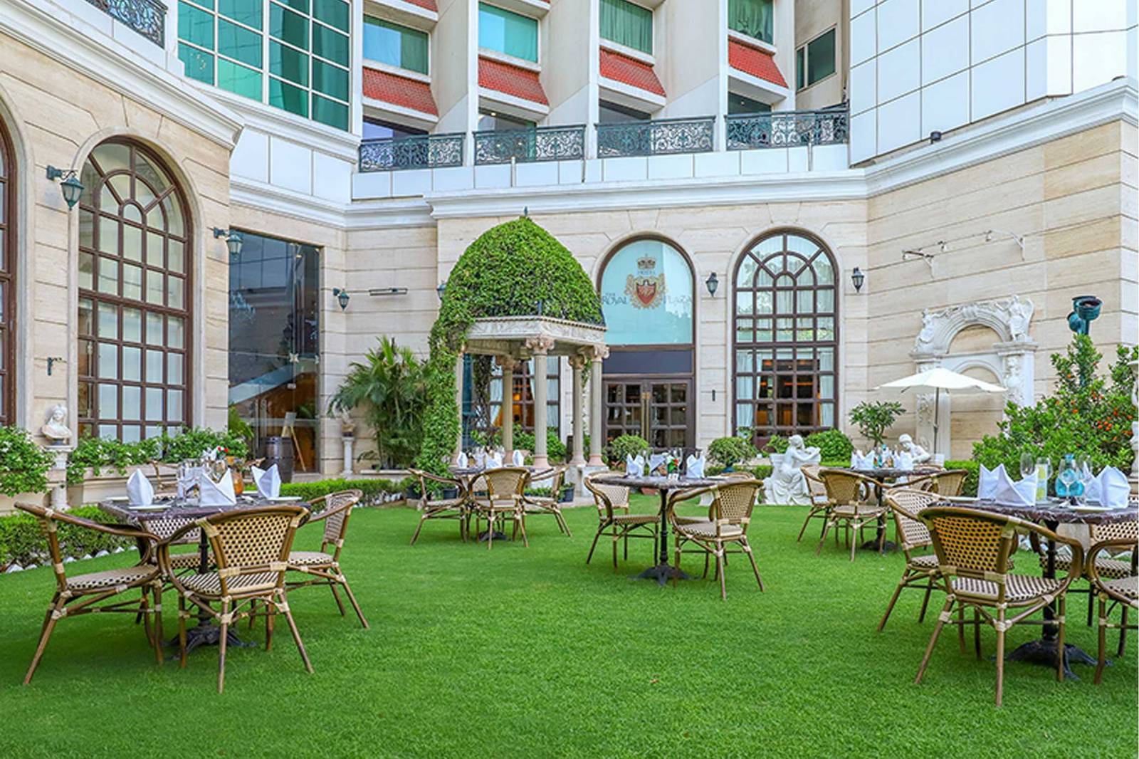 Mahagun Sarovar Portico — photo 5